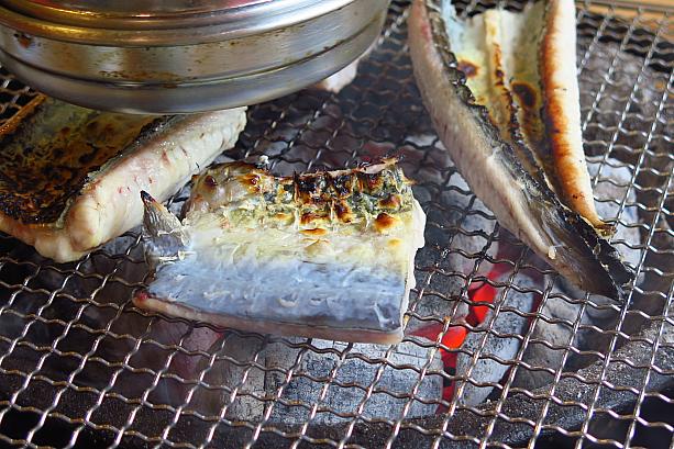 自分で焼くウナギは韓国ならでは！？コチュジャンの赤いタレを付けて焼くことも多いけれど、こちらは塩焼きで！