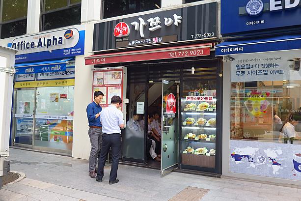 日本のトンカツのお店、カツヤでも席が空くのを待つ人が結構いるよう。