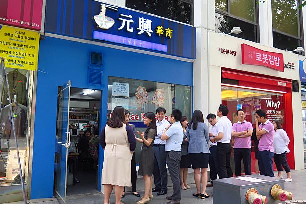 そして会社員のランチの定番、中華のお店でも特に人気の食堂がこちら。他にも中華料理店はあるのに、ここにはいつも行列ができています！