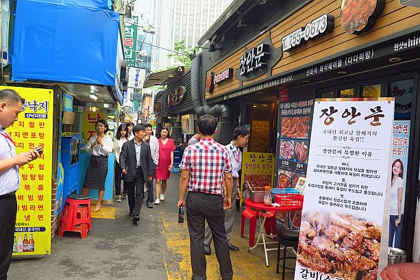 細い路地にも食堂が並ぶこの辺り。