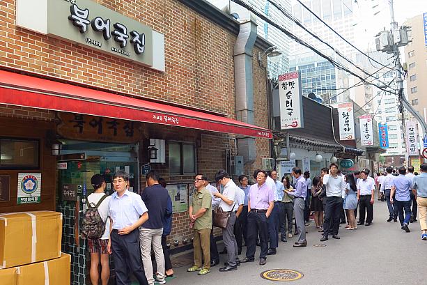 そんな食堂の密集地帯でも、必ず行列ができるお店が。まずこのエリアで有名なのは、干し鱈のスープの人気店、武橋洞プゴグッチッ！今日も長～い行列ができています。