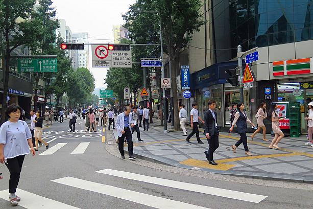 たくさんの会社が集まるソウル中心部のオフィス街、市庁周辺のランチタイム。