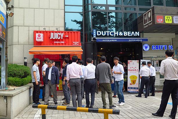 たっぷりの量と安い値段で人気のフルーツジュースチェーン店、JUICY（ジュシ）の前にもたくさんの人！