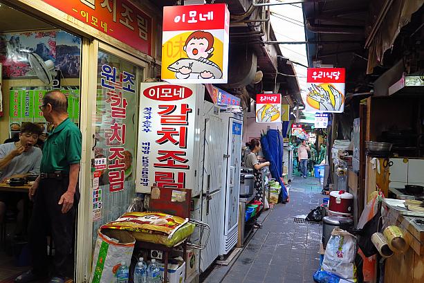 よく見ると、お店の看板にはいろんなイラストが！？