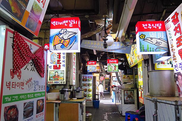 お店ごとに違うコミカルなタチウオのイラストが描かれた看板でディープな路地に楽しい雰囲気も！？カルチジョリムも美味しいけれど、この看板も密かに見どころです！