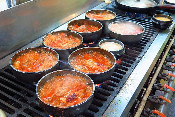 そう、カルチジョリムは唐辛子たっぷりの辛いタレで煮込む料理！通り沿いにはカルチジョリムを煮るお鍋もたくさん並んでいます。おいしそう～～