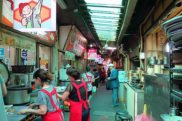 暗くて細～い路地に、たくさんのお店が並んでいます。いかにもディープな市場グルメスポットって雰囲気満点！
