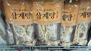 サムゲタンがパックになって販売もありますが、参鶏湯を作る材料が入ったものもあって日本で鶏だけを買って手軽に作れるように！