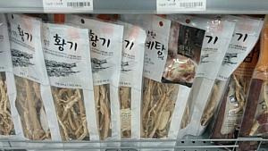 サムゲタンがパックになって販売もありますが、参鶏湯を作る材料が入ったものもあって日本で鶏だけを買って手軽に作れるように！