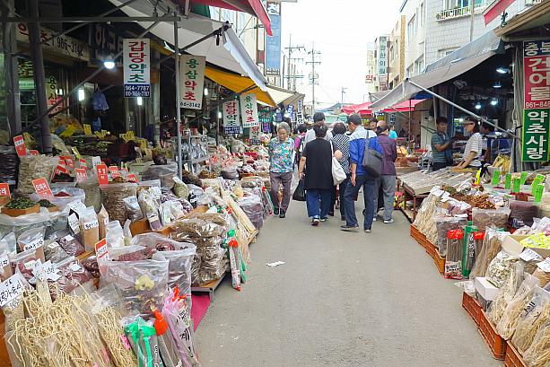 食材だけじゃなく、漢方でも有名なここの市場。漢方のお店が並ぶ通りも。さっきのホオズキは漢方用？