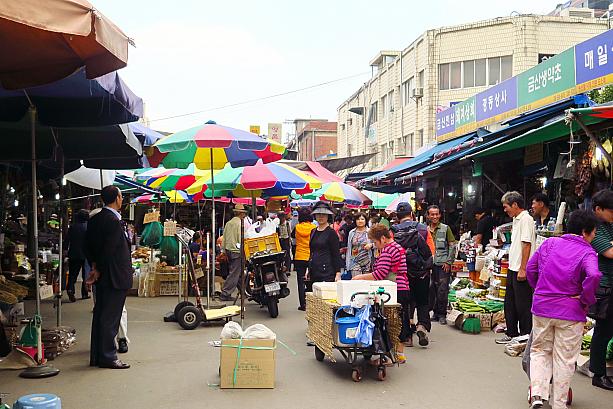 今日もたくさんの人で賑わう庶民的な雰囲気プンプンの京東市場！お客さんの年齢層は高め！？