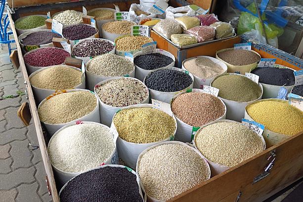 色とりどりのこれは？！たぶん、ご飯に混ぜて炊くいろんな穀物かな？韓国では雑穀米が人気ですからね～