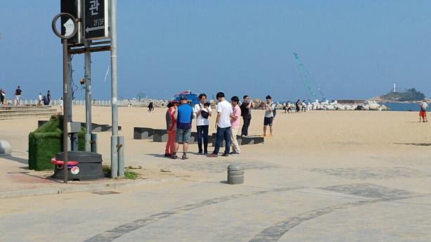 せっかくのビーチなのにぃ～！ほとんどの人が携帯画面を見ながら歩いています～！