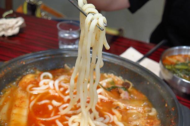 シメはうどんで！ソウルは朝晩だいぶ涼しい日も。そろそろこんな真っ赤なお鍋はいかが！？ホルモンでスタミナも倍増！！＾＾