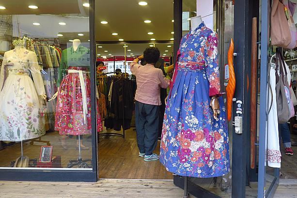 特に目立つのが、現代風にアレンジされた韓服を売るお店。伝統風の花柄なのに、生地や色合い、細かいデザインなどがどことなく現代風で新しいかんじ！