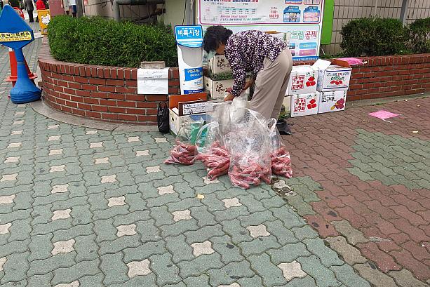 道端にもサツマイモを売るおばちゃんが登場。