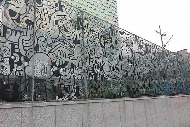 アートですね！韓流スター通りである「Kスターロード」は、ここから大手芸能事務所の多い清潭洞（チョンダムドン）方面へ1ｋｍほど続いています。