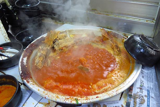 お店の隅にある大きな鍋の中でグツグツと煮える、この真っ赤なスープの正体は！？