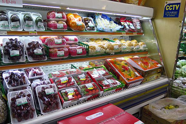 地元のスーパーの果物コーナーにも、たくさんのイチゴが並んでいます。もともとイチゴの旬は春だけど、最近は冬の初め頃からたくさん出回るように。