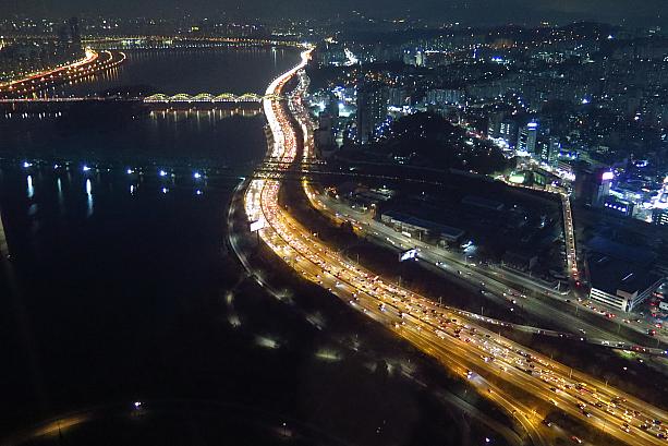高層ビルに漢江の橋、そしてたくさんの車の光が連なった漢江沿いの道路。いつまで見ていても飽きないかも！展望台の入場チケットは大人1人13,000ウォンと少し高いけれど、絶景のソウルの夜景を眺められるオススメのスポットです！