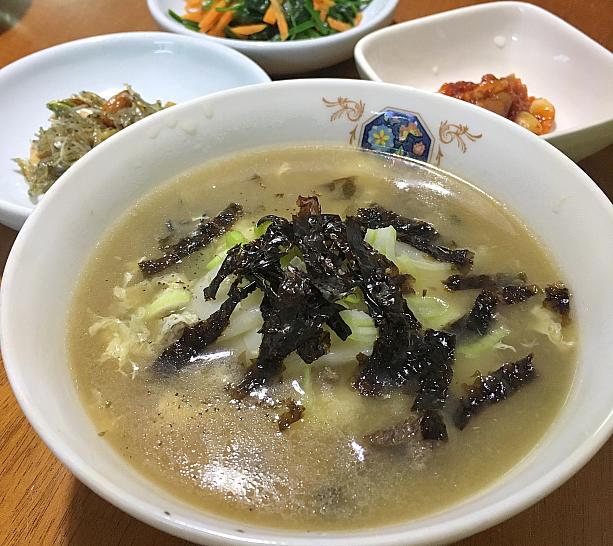 お正月といえば、トックッ。韓国の餅スープでお雑煮のようなもの。