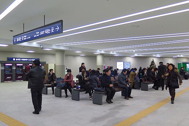 乗り場のある地下２階の待合所にはたくさんの人が待っています。ちなみに地下鉄駅と連結しているここ地下２階にも切符売り場はあり。