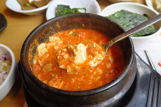 それでは、いただきます！アツアツ辛いスープに滑らかな豆腐がたまらない！体も温まるから、冬に食べたくなる韓国料理です。