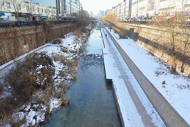 先週末頃に降った雪が溶けずに残っている清渓川（チョンゲチョン）。