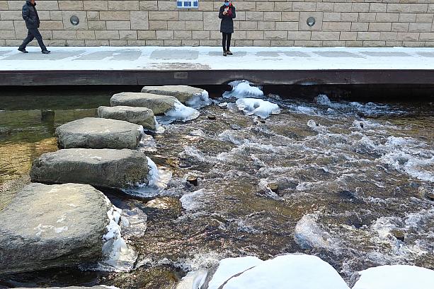 今年の冬は暖かめだったけれど、やっといつもの冬らしくなったこの頃。記念に？！凍った清渓川を思わずパチリ。