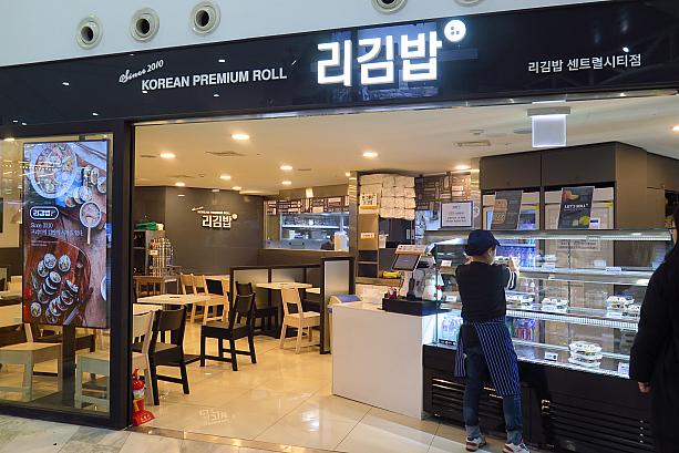 もっとがっつり食べるなら、キンパプ（韓国式海苔巻き）もいいなあ！今人気のご飯少なめ具たっぷりのヘルシー系キンパプのお店もできています。