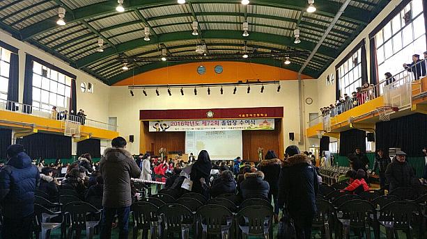 卒業式会場にちょっとお邪魔～ 体育館の雰囲気が日本と似ててちょっと懐かしい？！でも韓国の小学校の卒業式は、とっても賑やかに行われるらしいですよ！