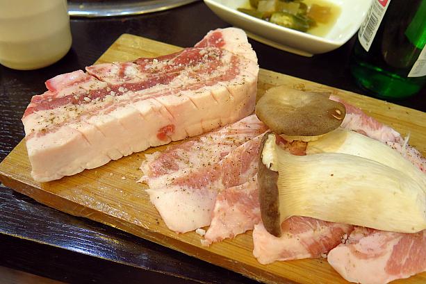 とっても分厚いサムギョプサル！韓国で焼肉というとポピュラーな豚三枚肉の焼肉。最近は分厚いのが人気！