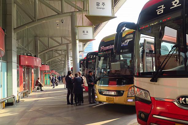 大きなバスがずらりと並ぶこちらはセントラルシティターミナル、ソウル高速バスターミナルの湖南線乗り場。