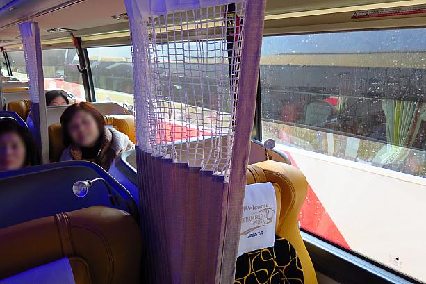 もちろんカーテンは横２列並びの席の間にも。長時間乗る高速バス、知らない人と隣り同士でも、気を使わずに過ごせそう。