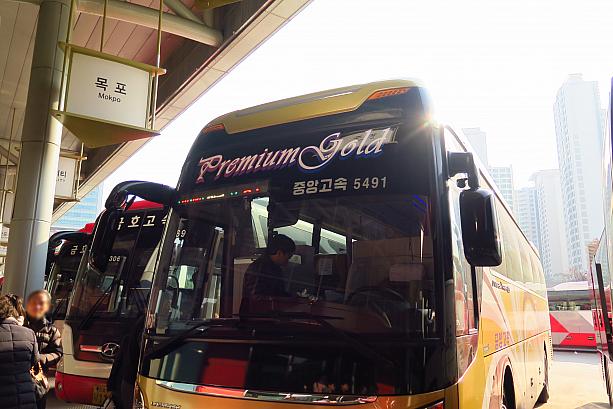 運賃はソウル－釜山が44400ウォン、ソウル－光州は33900ウォン（各夜10：00以前の料金）で、それぞれ優等（デラックス）バスよりも３割程度割高。でもKTXやSRTよりは安いお値段です。もちろん高速鉄道よりは時間がかかるけれど、座席の快適度はナンバーワンと思われるプレミアム高速バス。釜山や光州へ行く際の交通の選択肢にいかがですか？！