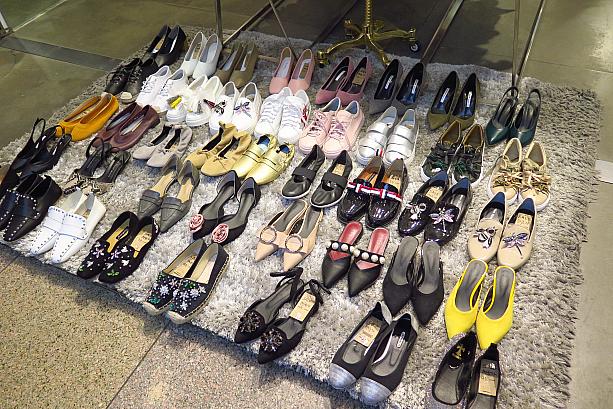 個性的な靴がずらり。日本でもまた春夏にかけて人気が高まりそうなミュールやバブーシュ的なかかと無しシューズもいろいろ！