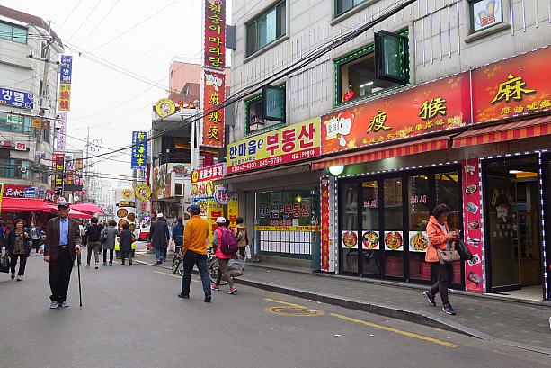 チャイナタウンといっても、こちらは観光地ではなく、現地に住む中国からやってきた人々が多く暮らし、彼ら御用達の食堂やスーパーが集まる地域。