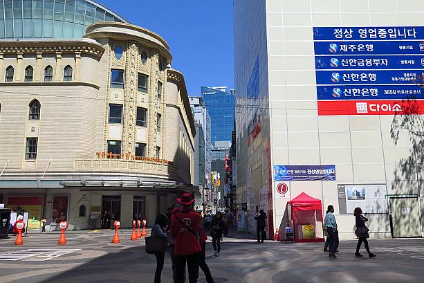 こちらは明洞芸術劇場前。お隣の新韓銀行のビルは工事中。