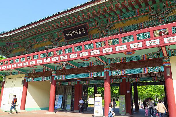まるで古宮にあるような大きな正門。実はここ、その昔は大韓帝国最後の皇帝、純宗皇太子の妃である閔妃の墓所だったところ。後に墓所は移転し、1970年に当時の朴正熙大統領の命令で公園の建設が始まり1973年にオープン。意外と歴史のある場所なんです。