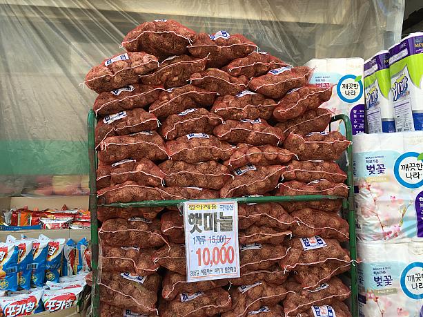 一袋10,000ウォン（千円くらい）とは、相場はよく分からないけれど安いのでは？！「チャンアチ用」とあります。なるほど、まとめてチャンアチ（醤油漬け）にするのに良さそう。