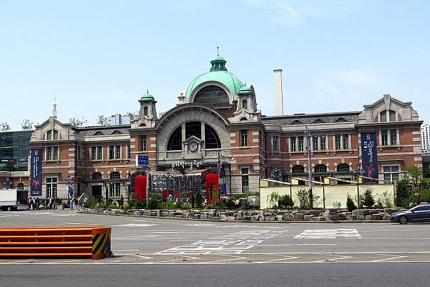 ソウル駅のすぐ横には、旧ソウル駅舎。