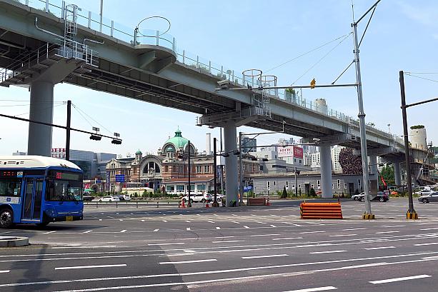 そしてそのすぐまた横、ソウル駅の南側を東西にまたぐこの高架！