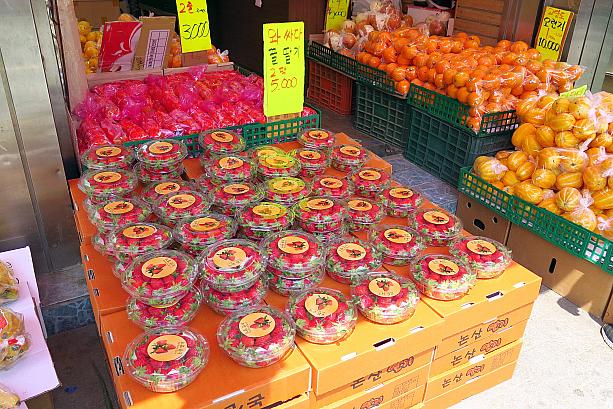 イチゴはもうほとんど終わったけれど、たまーに激安で売っているところも。2パック5,000ウォン！