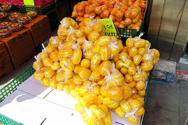 果物屋さんの店先には、夏のフルーツがたくさん並んでいます。韓国で夏のフルーツといえば黄色いチャメ（マクワウリ）！