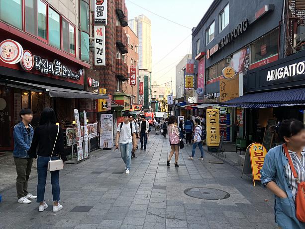 夕方の学生街！こちらはソウル東部、ワンシムニ（往十里）駅の裏に広がる漢陽（ハニャン）大学の学生街です。若者とお店がいっぱい！