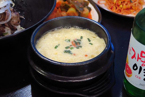 付け合わせにはケランチムも。トゥッペギ（黒い土鍋）で作る、韓国式の茶わん蒸しみたいなもの。