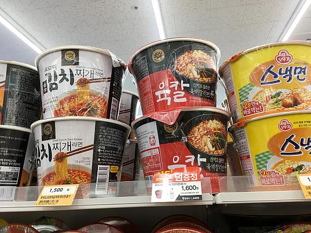 韓国のカップラーメンといえばやっぱり辛いのが多いですよね。キムチチゲ味とかユッカル（ユッケジャン・カルグクス）なんかは韓国らしくてお土産にもぴったり！