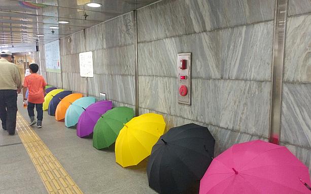 今日のソウルは久しぶりに雨。昨日から降り続いています。っと、こちらにはきれいに並ぶ傘～！何かの展示かな？
