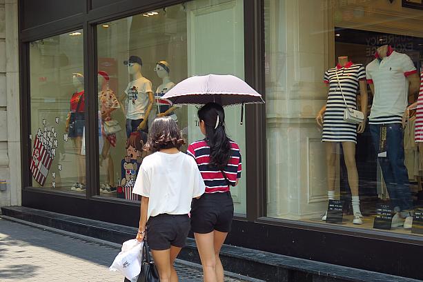 韓国でもここ数年、若い子の日傘を見かけるように。