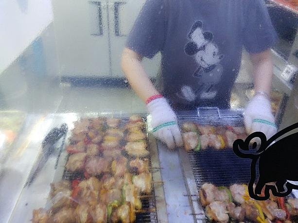 済州島といえば、黒豚！黒豚の串焼きも市場名物！